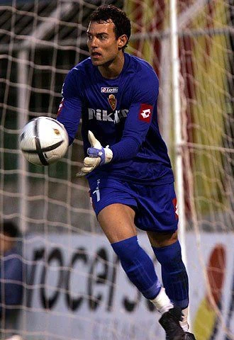 César Laínez bajo palos