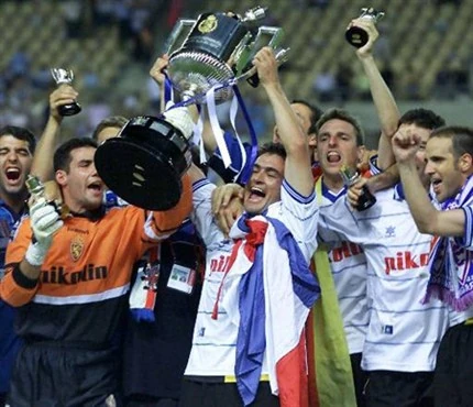 Los jugadores levantan el trofeo en La Cartuja.