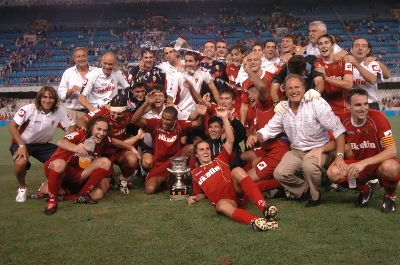 El grupo celebra la Supercopa conseguida en Mestalla.